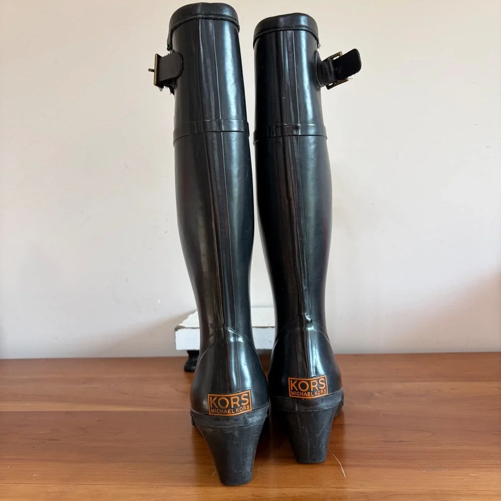 KORS Michael Kors Black Rubber Wedge Rain Boots Womens Size 8 Buckle Detail